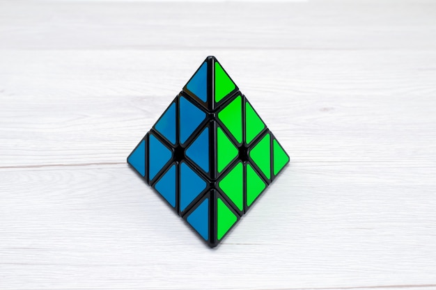 Rubik-Pyramide Lösen – Anleitung zum Lösen der Pyraminx